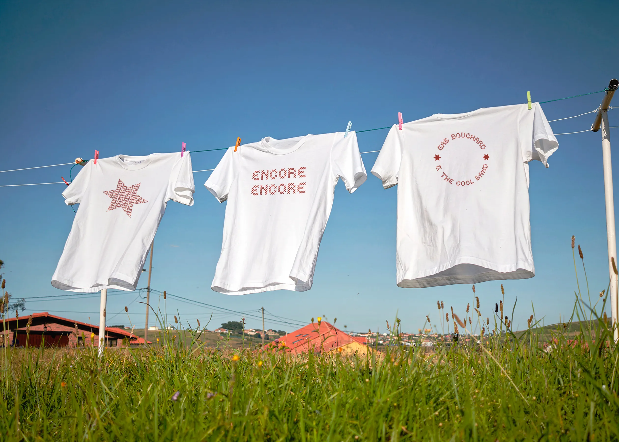 T-shirts Encore Encore sur une corde à linge